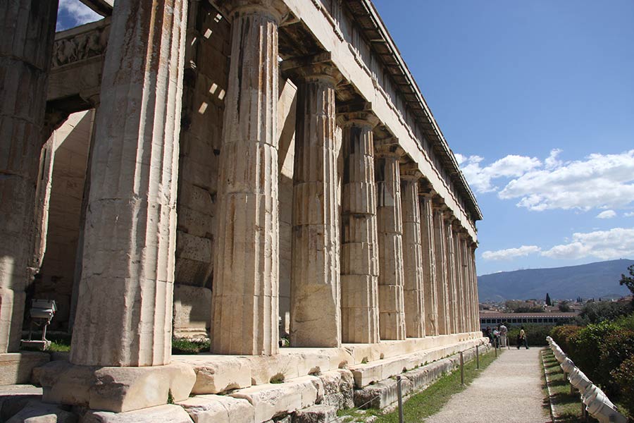griechische Flagge und Tempel des Hephaistos in Athen, Griechenland, Stock  Bild